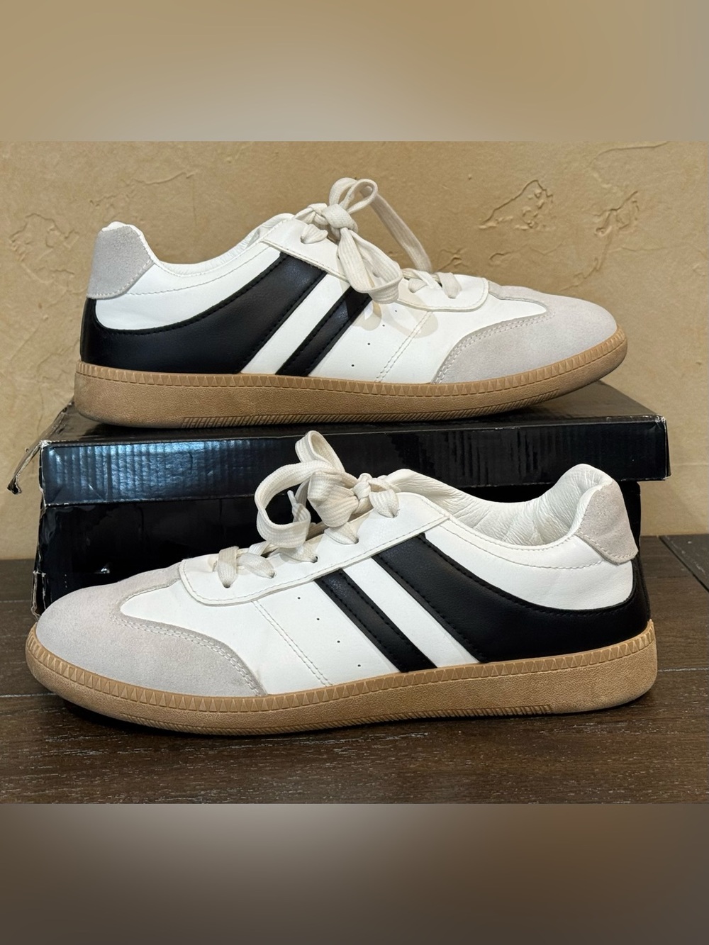 La Sheelah Classic White and Black Low-Top Sneakers with Gum Sole - Size 9